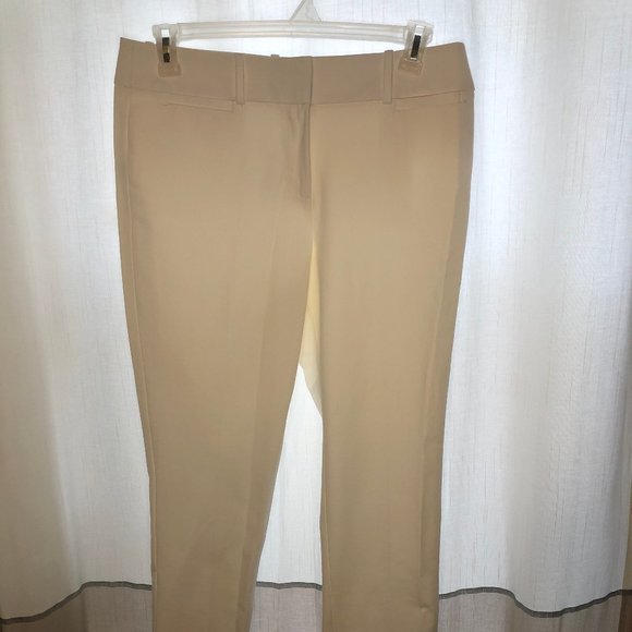 LOFT Pants - LOFT NWT Riviera Curvy white cropped pants in 10T